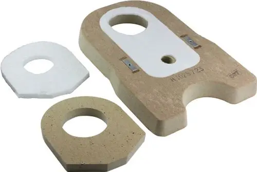 Bosch Wärmeschutz für eine Tür, bestehend aus mehreren isolierenden Platten in unterschiedlichen Formen und Größen, mit einer weißen und einer grauen Komponente.
